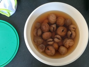 getrocknete Pfirsiche beim Einweichen