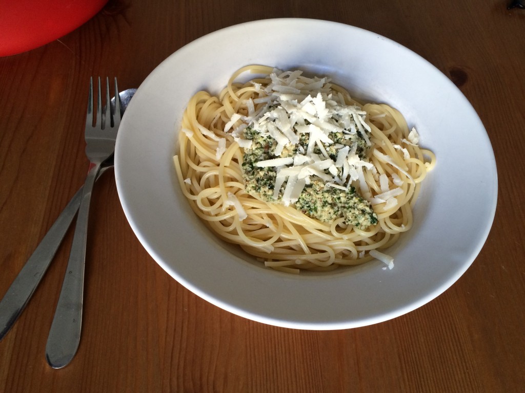 Pasta mit Bärlauch-Walnuss-Pesto