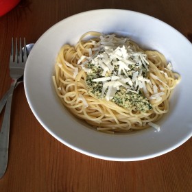 Pasta mit Bärlauch-Walnuss-Pesto